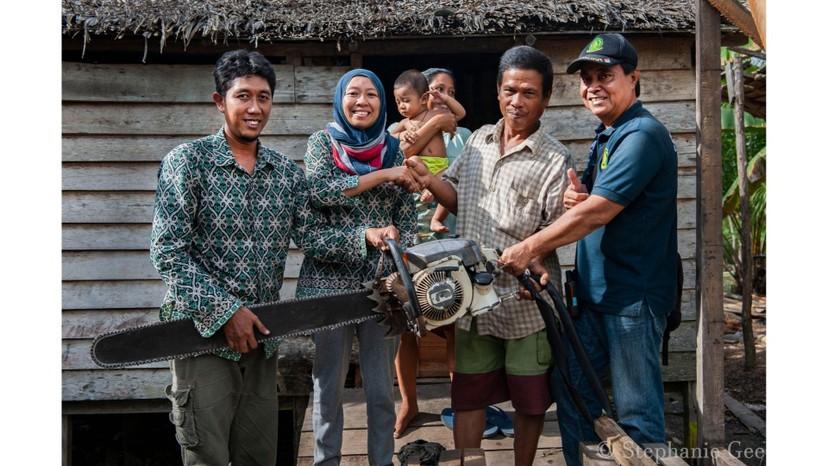 Former loggers participating at Health in Harmony's training for alternative livelihoods. 