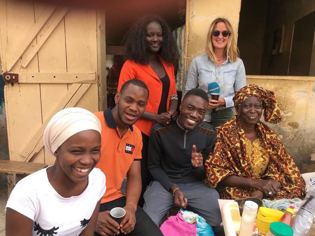A French television journalists interviews users of the Jokko Sante platform.