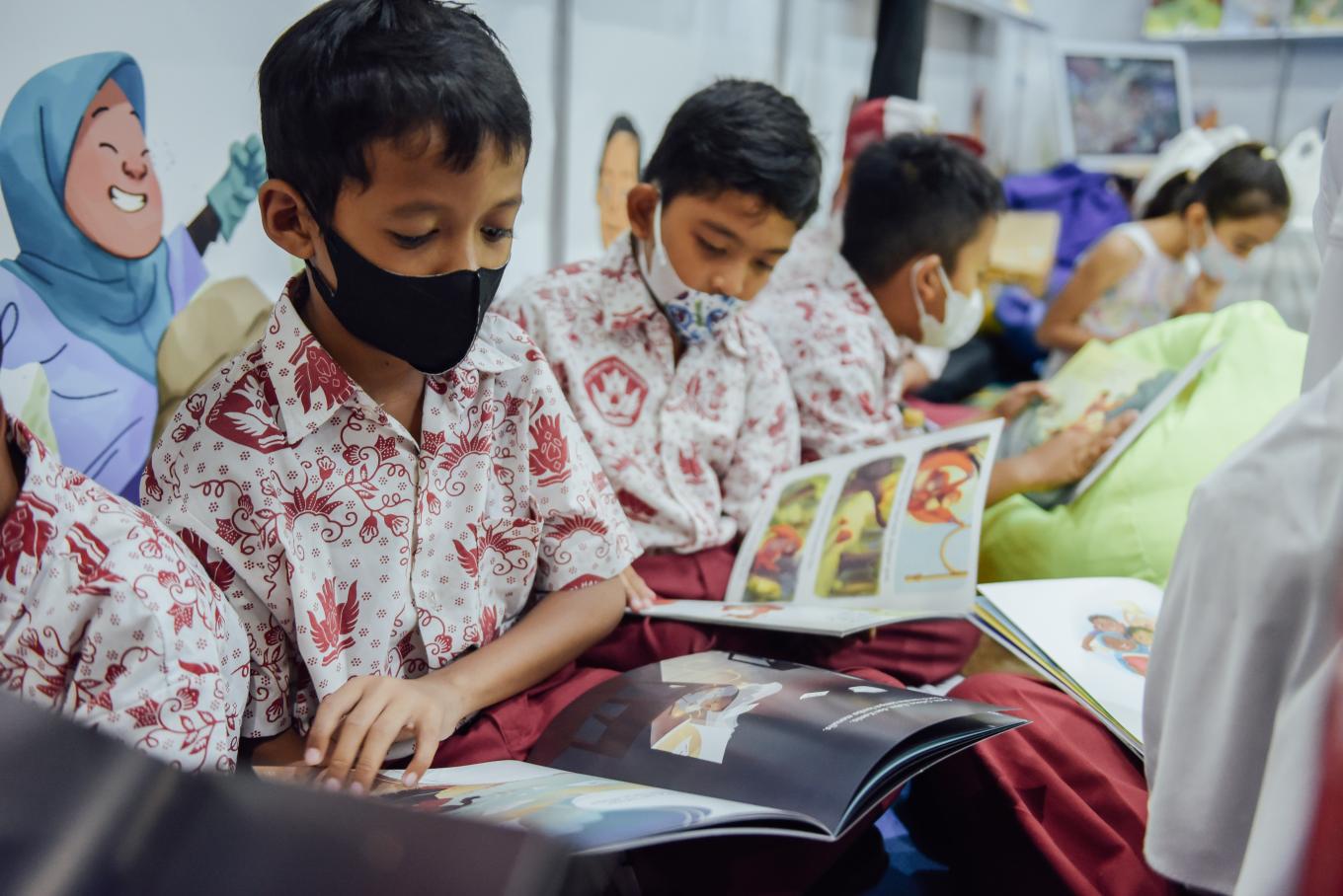 Children read the Children read the “Becoming a Changemaker” series at the Indonesia International Book Fair